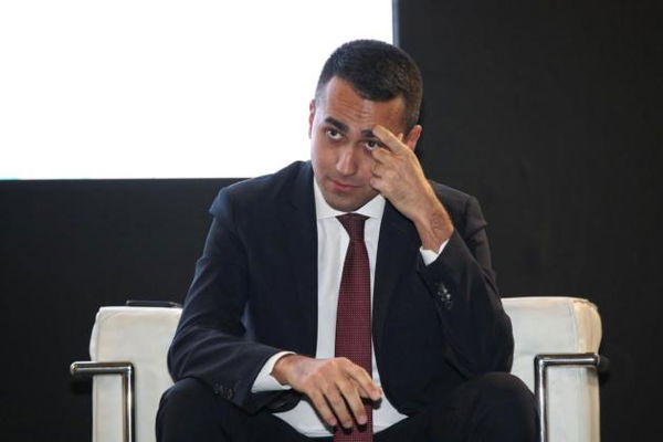 Luigi Di Maio vuole dare la tessera del reddito di cittadinanza al capofamiglia (che non esiste più dal 1975)