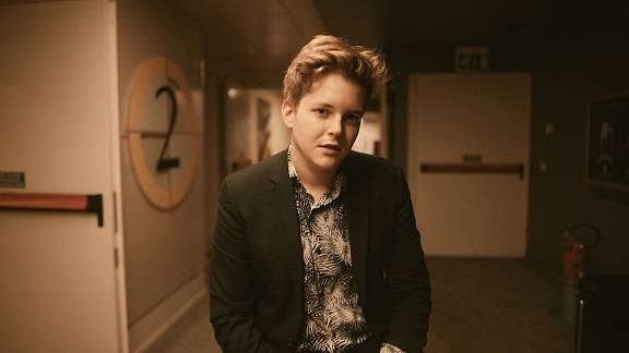 Alessandro Ragazzo: Il nuovo singolo è “Cado Giù” | AUDIO