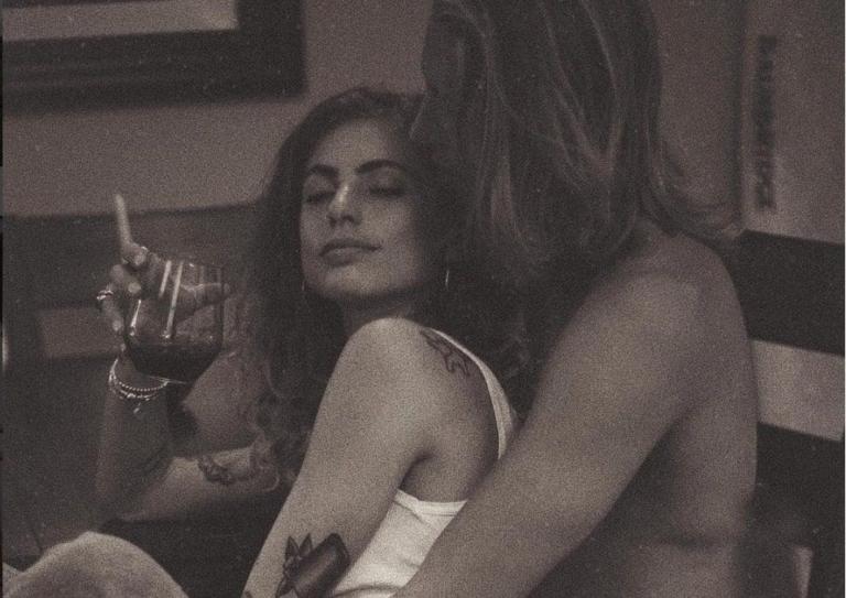 Instagram, gli influencer innamorati morti di overdose, abbracciati a letto: «Avevano nascosto a tutti la loro dipendenza»
