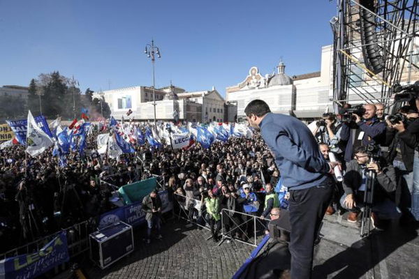 Cosa ha detto Matteo Salvini in piazza? Nulla di nuovo rispetto a ciò che scrive sui social