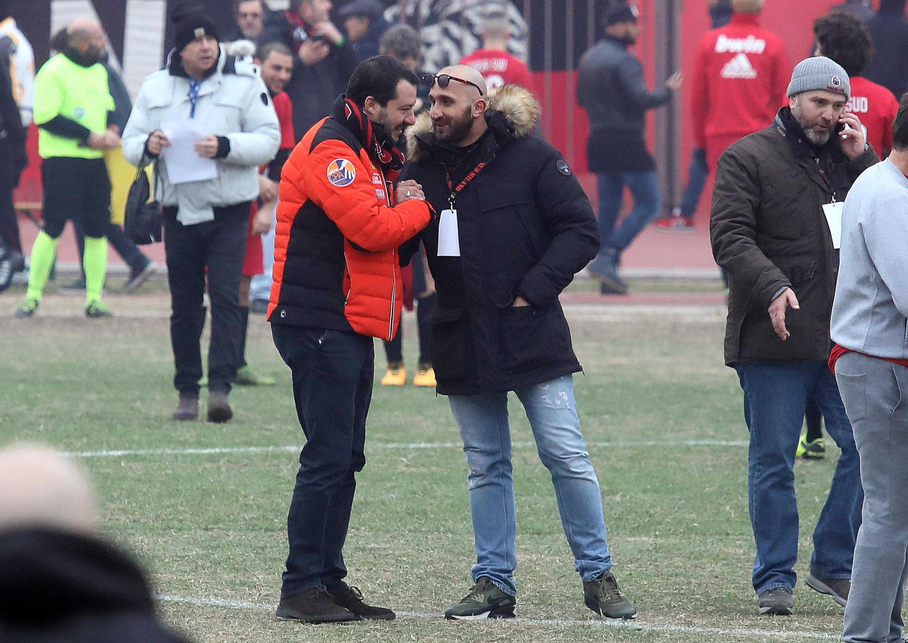 Salvini e ultrà, la foto con il capo della curva del Milan condannato per spaccio Salvini e ultrà, la foto con il capo della curva del Milan condannato per spaccio