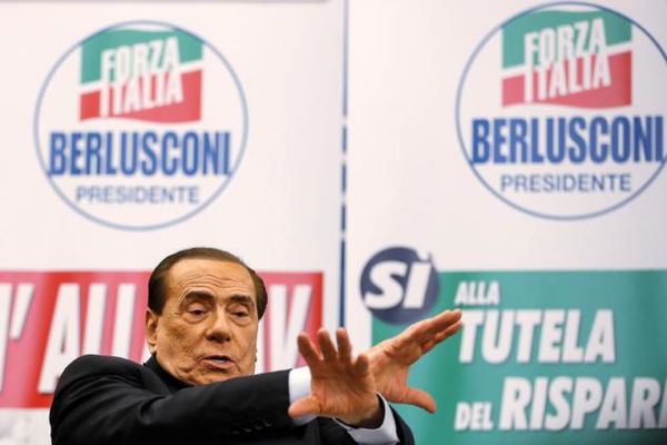 Silvio Berlusconi: «Al governo gente che puzza e che non potrebbe neanche pulire i cessi»