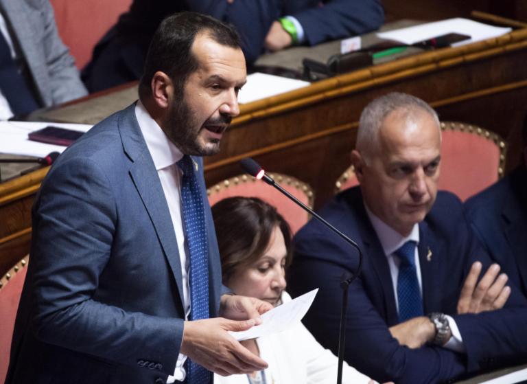 Il senatore della Lega confonde Battisti con Sofri: «Spero che Bolsonaro lo faccia arrestare» | VIDEO