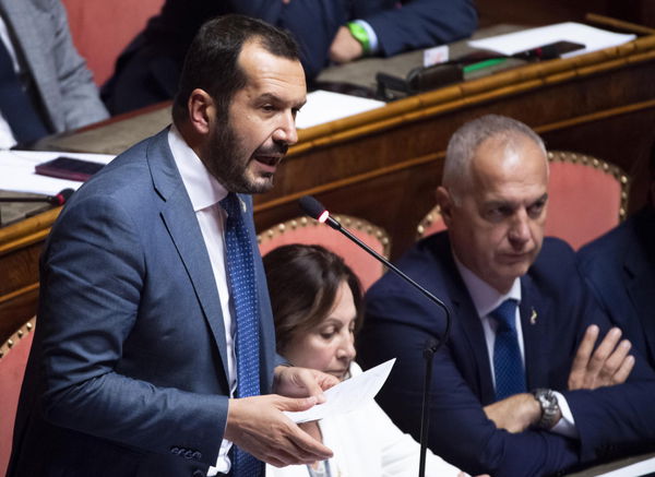 Il senatore della Lega confonde Battisti con Sofri | VIDEO
