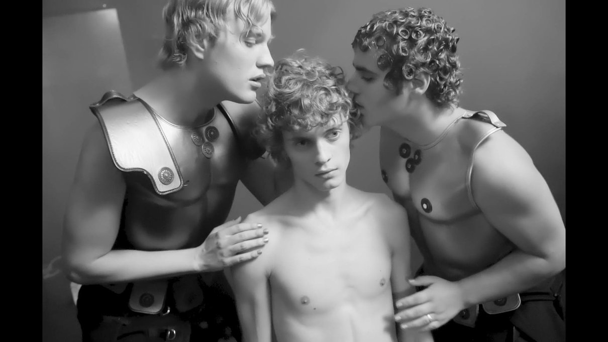 Sem & Stènn: fuori il nuovo video “You, your friend, another guy” article-post