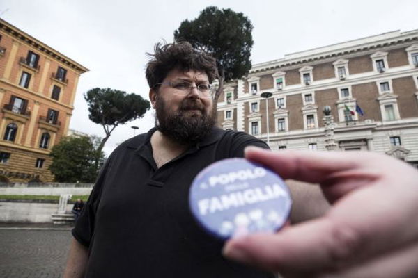 Adinolfi dà ragione a Cracco perché la «femminilizzazione del maschio è un problema»