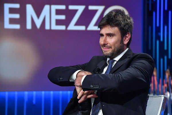 La società di Di Battista e i debiti verso dipendenti, banche, fornitori e Fisco