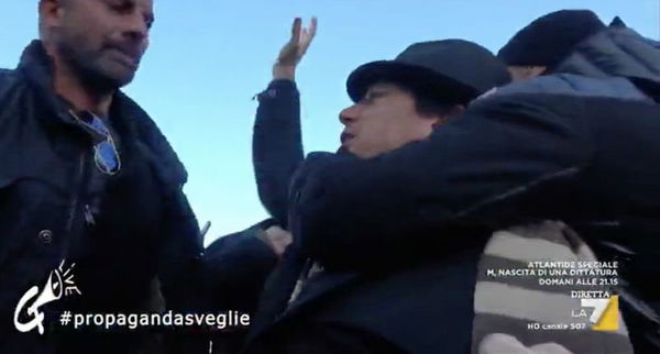 Quelli espulsi dalla manifestazione della Lega per il cartello «Ama il prossimo tuo»