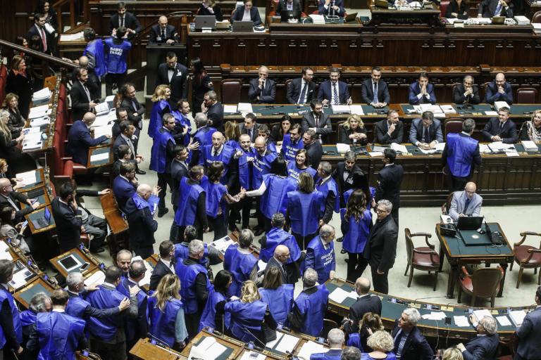 Secondo il M5S c’è un attacco alla democrazia, ma poi rimuove il post