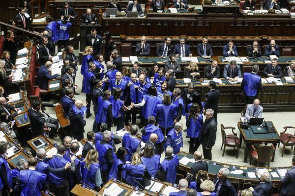 Secondo il M5S c’è un attacco alla democrazia, ma poi rimuove il post