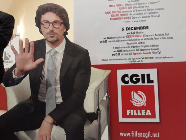 Napoli, la Cgil sostituisce l’assente Toninelli con un suo cartonato