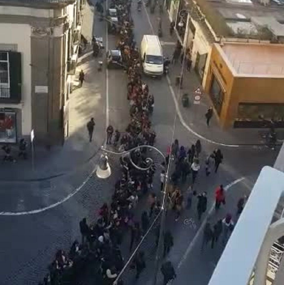 Napoli: la fila interminabile per il nuovo store di Clio MakeUp | VIDEO article-post