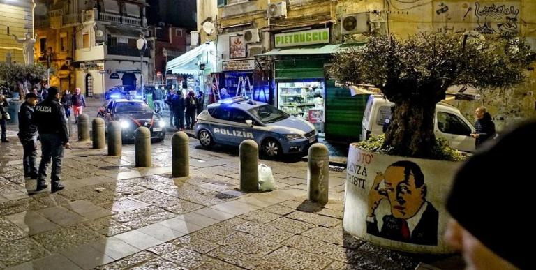 Napoli, l’abbraccio tra il figlio del commerciante morto e il figlio del rapinatore