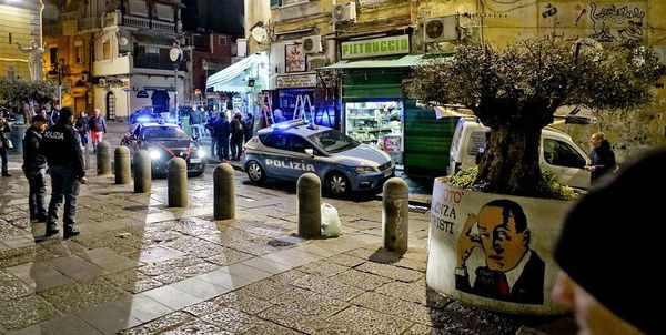 Napoli, l’abbraccio tra il figlio del commerciante morto e il figlio del rapinatore