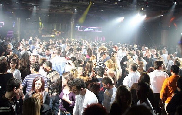 Il M5S in discoteca per festeggiare i primi sei mesi di governo (con il divieto di foto e video)