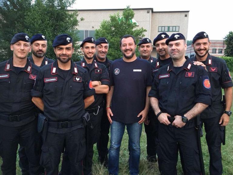 La campagna dei giornalisti del Foglio contro le divise militari di Salvini