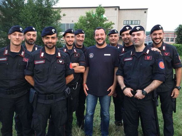La campagna dei giornalisti del Foglio contro le divise militari di Salvini