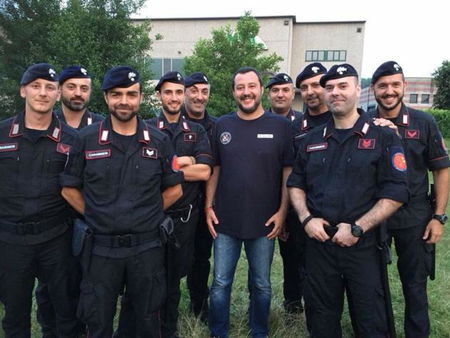 La campagna dei giornalisti del Foglio contro le divise militari di Salvini article-post