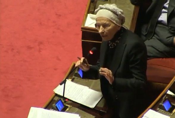 «Voi non rispettate le istituzioni»: Emma Bonino in lacrime in Aula al Senato | VIDEO article-post