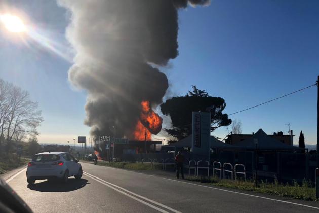 Rieti, in fiamme un distributore sulla Salaria: due morti article-post