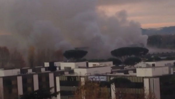 Roma, incendio al deposito di rifiuti del Tmb Salario: enorme nube di fumo | VIDEO
