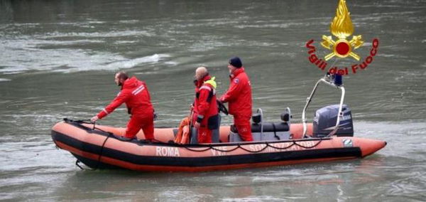 Mamma si getta nel Tevere, paura per le due gemelline disperse
