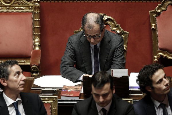 Il Senato ha approvato la manovra, alle 3 di notte: 167 sì e tre astenuti