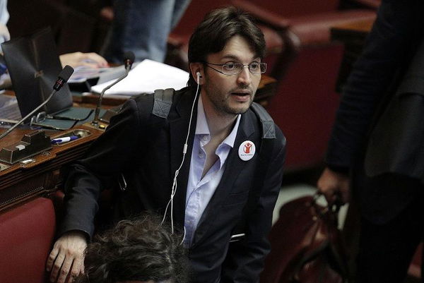 «Io, disabile, sono stato umiliato dal M5S»: il deputato Matteo Dall’Osso passa a Forza Italia