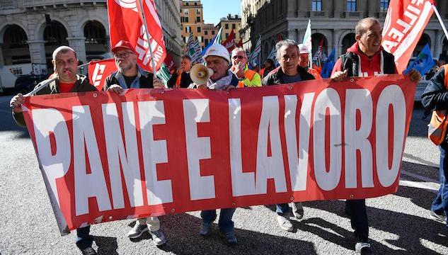 In Italia si perdono 627 posti di lavoro al giorno, ma il consenso non cala