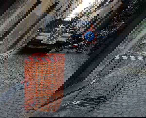 La sciatta tristezza della rete da cantiere attorno alle pietre d’inciampo della Shoah rubate