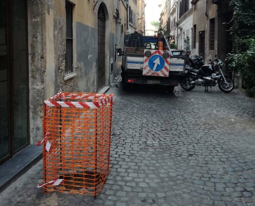 La sciatta tristezza della rete da cantiere attorno alle pietre d’inciampo della Shoah rubate article-post