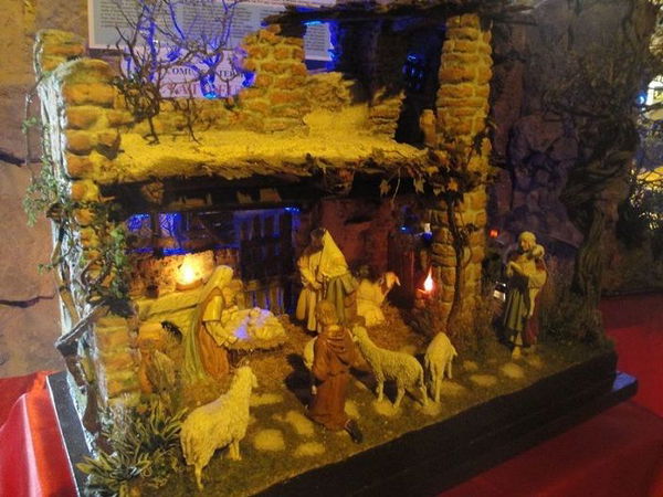 Il prete di strada: «Il presepe? Non fatelo, per rispetto dei poveri e degli immigrati»