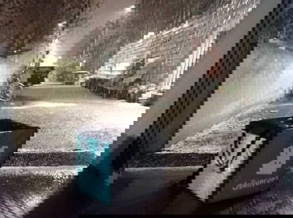 Bologna sotto la neve e i riders si ribellano: «Consegnare non vale il rischio»