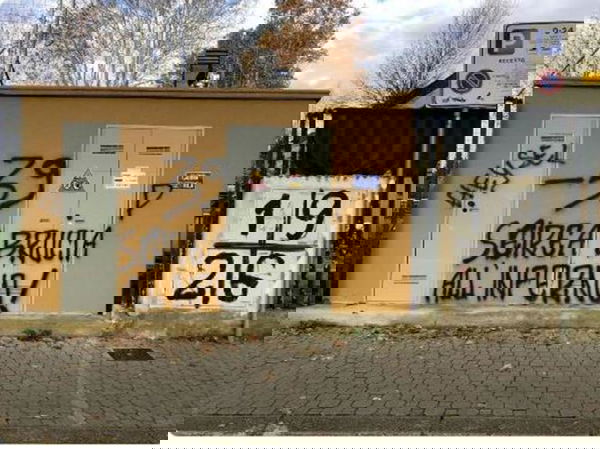 Firenze, l’inaccettabile scritta contro le vittime dell’Heysel e contro Scirea (con errore)