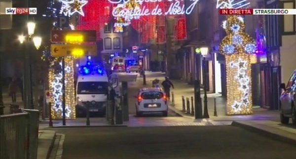 Sparatoria al mercatino di Natale a Strasburgo: 3 morti e 12 feriti, è caccia al killer