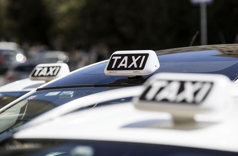 Venezia, donna partorisce all’interno di un taxi article-post