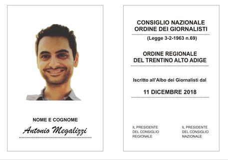 Il tesserino da giornalista ad Antonio Megalizzi nel giorno dell’attentato di Strasburgo