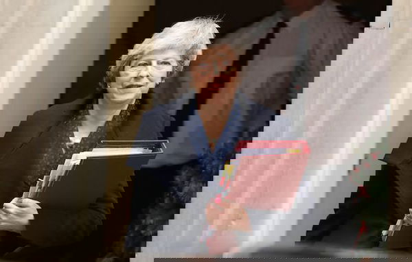 Theresa May affronta la sfiducia del partito: «Io non mi muovo, la Brexit si farà»