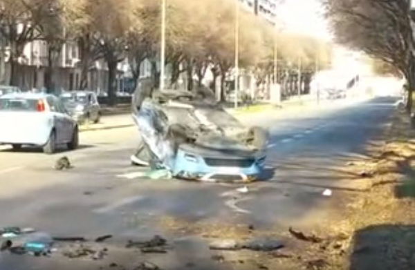 Torino, auto con tre calciatori della Juve Primavera si scontra con la volante della Polizia (che si ribalta)