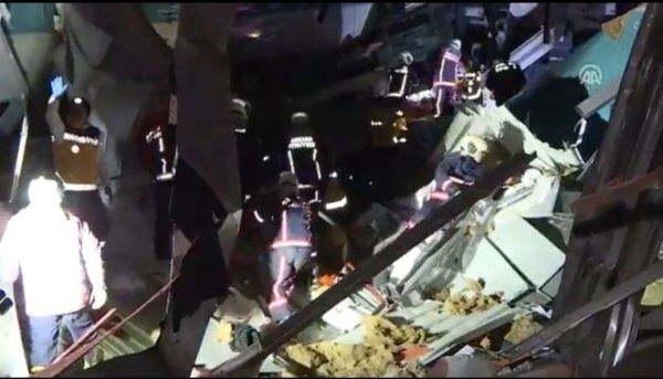 Dramma in Turchia, treno si schianta contro un cavalcavia per pedoni: almeno 7 morti | VIDEO