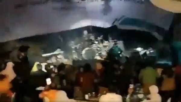 Tsunami in Indonesia, l’onda travolge il palco di un concerto: è strage | VIDEO