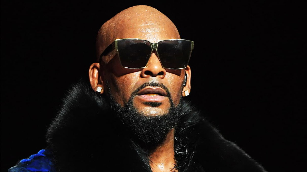 R. Kelly: Il rapper americano sotto indagine per presunti abusi sessuali article-post