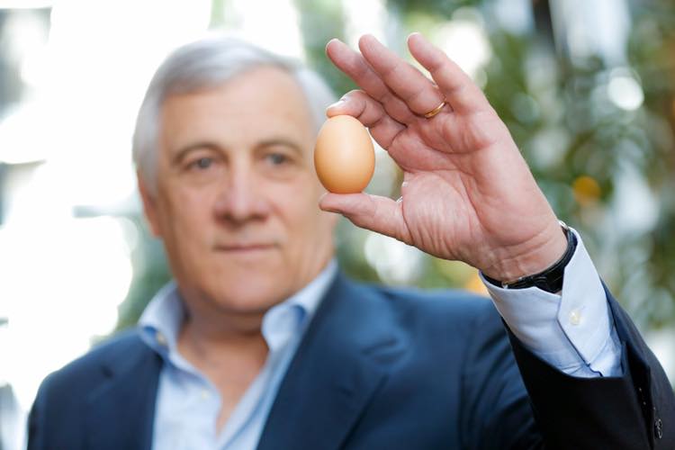È nato prima l’uovo o il Tajani?