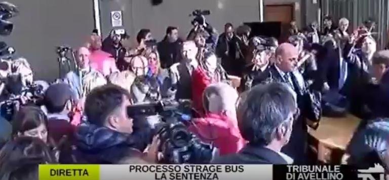 «Assassini, questa non è giustizia». La rabbia dei familiari delle vittime del bus di Avellino | VIDEO