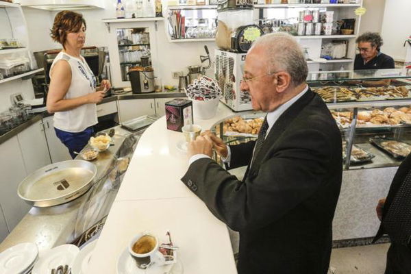 «Cercasi barista per un turno di 14 ore a mille euro al mese», l’annuncio choc a Bari