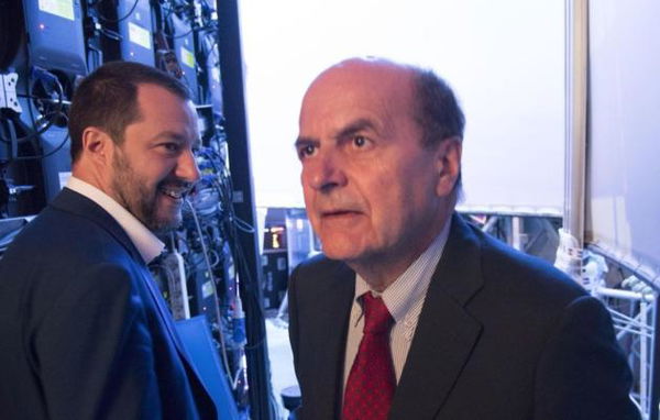Bersani su Salvini: «È stato lui vestito da Nembo Kid a stendere Battisti con un colpo di karate»