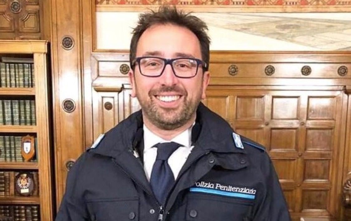 La storia del ministro Bonafede con il giubbotto della polizia penitenziaria article-post