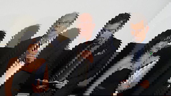 Carlo Verdone riceve il premio Anna Magnani “Icona unica, era il popolo. Al ritorno torno allo stadio per Roma-Liverpool” | EXCL VIDEO