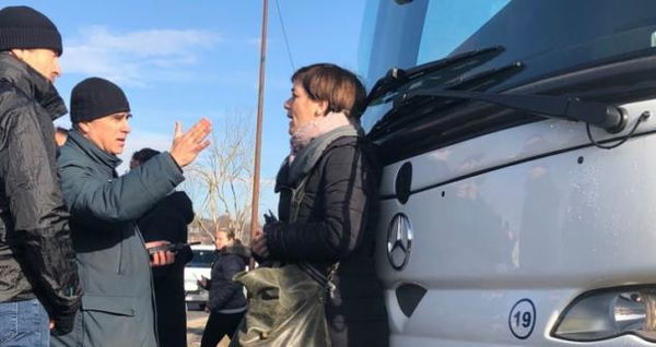 Rossella Muroni (Leu) blocca i pullman in uscita dal Cara di Castelnuovo di Porto | VIDEO