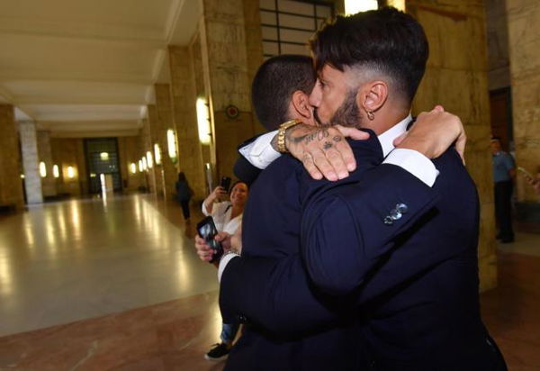 Fabrizio Corona fonda il suo movimento politico: «Le felpe rosse e nere»